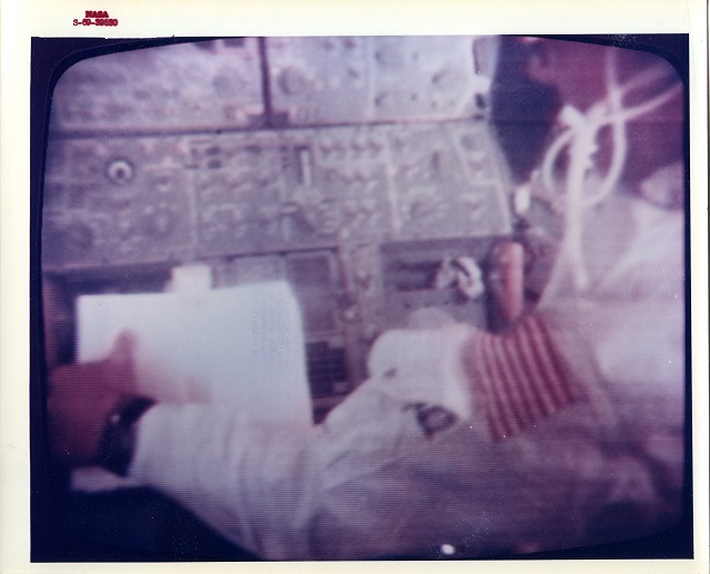 Intérieur du Module Lunaire (Neil ARMSTRONG ?), le 18 juillet 1969