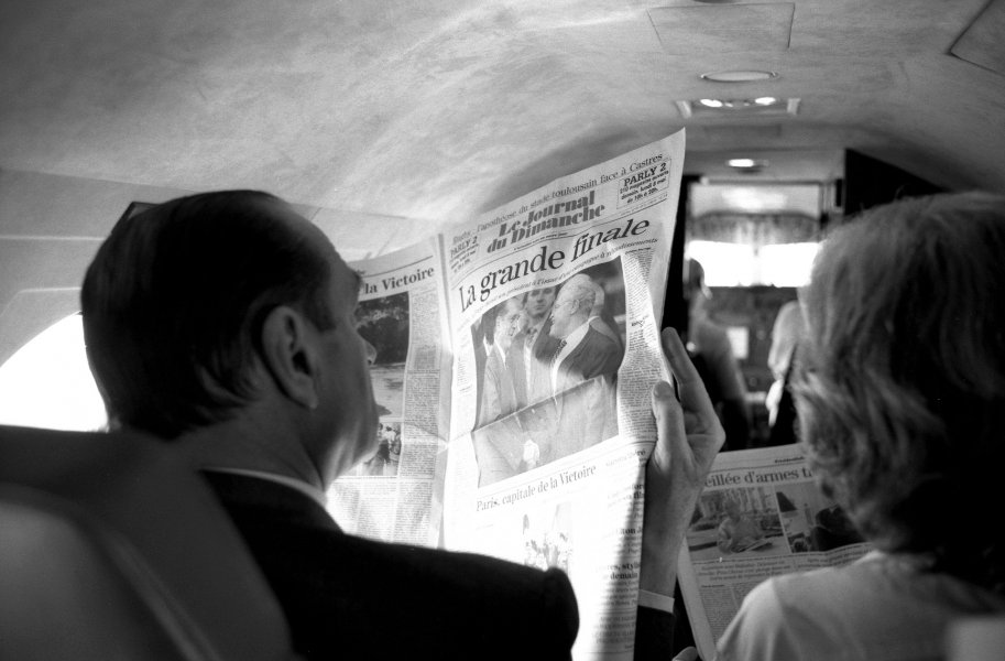 Jacques CHIRAC lisant le journal